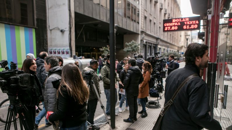 Periodistas esperan frente a las Casas de Cambio el 2 de septiembre de 2019 en Buenos Aires, Argentina, cuando inician limitaciones a compras en dólares a no más de 10.000 por mes. (Ricardo Ceppi/Getty Images)