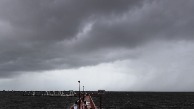 La gente camina mientras el huracán Dorian continúa su camino hacia la costa de Florida el 02 de septiembre de 2019 en Stuart, Florida. (Joe Raedle/Getty Images)
