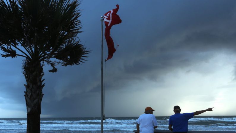 Dos hombres observan una borrasca causada por el huracán Dorian que se avecina en el Océano Atlántico, el 3 de septiembre de 2019 en Ormond Beach, Florida. (Mark Wilson/Getty Images)
