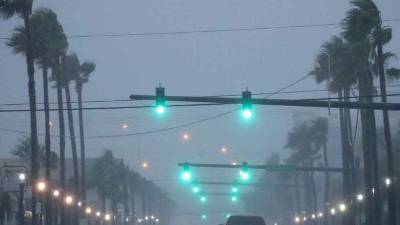 Vientos fuertes y lluvias causadas por el huracán Dorian golpearon Main St. el 4 de septiembre de 2019 en Daytona Beach, Florida. (Mark Wilson/Getty Images)

