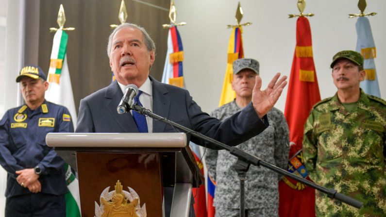 El Ministro de Defensa colombiano Guillermo Botero (C) y altos mandos militares durante una conferencia de prensa sobre la presencia de guerrilleros del ELN en territorio venezolano en Bogotá el 30 de septiembre de 2019. (RAUL ARBOLEDA/AFP/Getty Images)
