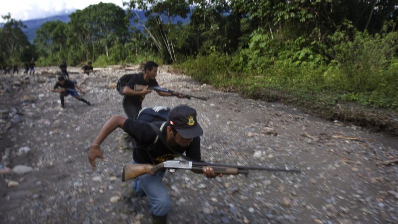 Miembros armados de la milicia local, llamados "Ronderos", patrullan la selva en busca de guerrilleros de Sendero Luminoso cerca del pueblo de Llochegua, Ayacucho, Perú, el 26 de abril de 2009. (ERNESTO BENAVIDES/AFP/Getty Images)
