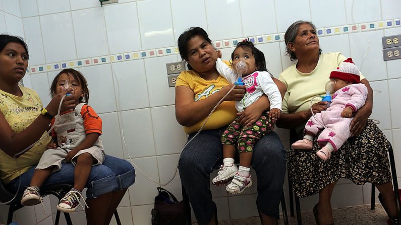Niños reciben oxígeno en una sala de hospital el 19 de julio de 2012 en Tegucigalpa, Honduras. Imagen de archivo. (Spencer Platt/Getty Images)