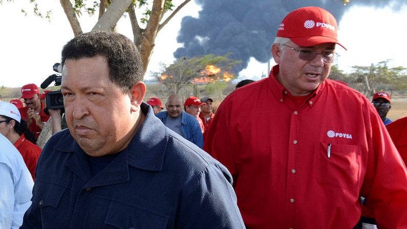 Hugo Chávez (izq.) y el presidente de la empresa estatal venezolana PDVSA, Rafael Ramírez (der.), caminan en la refinería de petróleo más grande del país, Amuay, el 26 de agosto de 2012, un día después de una explosión masiva. Venezuela estaba de luto el domingo después de que una explosión masiva destruyera la refinería más grande del país, matando al menos a 41 personas e hiriendo a docenas. (LEO RAMIREZ/AFP/GettyImages)