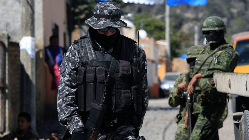 Imagen de archivo. Soldados mexicanos hacen guardia en la escena del crimen en Hostotipaquillo, Estado de Jalisco, México, el 29 de enero de 2013. (Hector Guerrero/AFP/Getty Images)