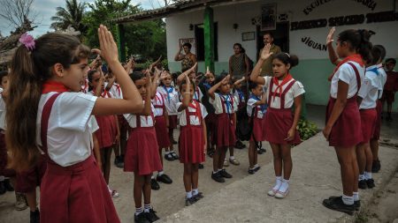 Régimen cubano usa patrullas de niños para revisar hogares y denunciar altos consumos de energía