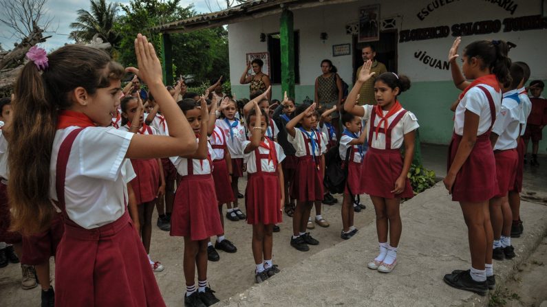 Fotos de alumnos de escuela primaria de Cuba, en la provincia de Granma. (-/AFP/Getty Images)