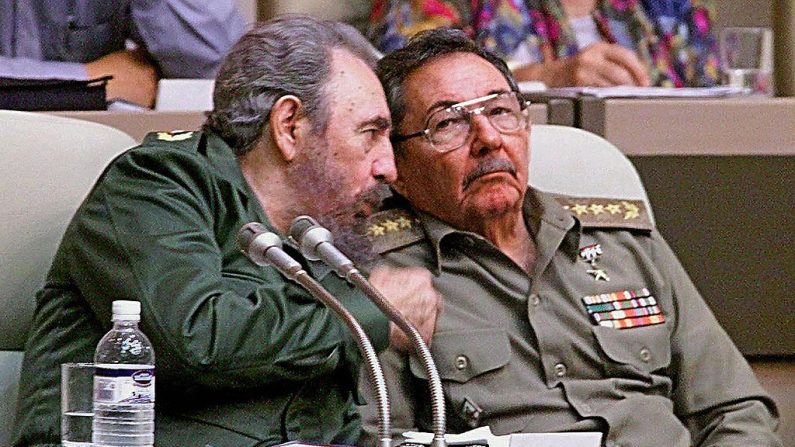 Foto tomada el 20 de diciembre de 1999, en La Habana, del dictador cubano Fidel Castro (Izq.) hablando con su hermano y Ministro de las Fuerzas Armadas, Raúl Castro, durante la IV Sesión de Trabajo de la Asamblea Nacional. (ADALBERTO ROQUE/AFP/Getty Images)
