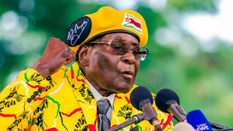 El presidente de Zimbabue, Robert Mugabe, el 8 de noviembre de 2017. (JEKESAI NJIKIZANA/AFP/Getty Images)

