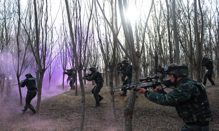 Miembros del cuerpo de la Policía Armada de Xinzhou participan en un simulacro antiterrorista en una colina de la ciudad de Xinzhou, provincia de Shanxi, China, el 22 de enero de 2018. (VCG/VCG vía Getty Images)