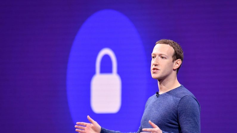 El director ejecutivo de Facebook, Mark Zuckerberg, habla durante la cumbre anual de F8 en el Centro de Convenciones San José McEnery en San José, California, el 1 de mayo de 2018. (JOSH EDELSON/AFP/Getty Images)
