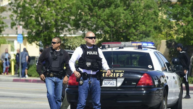 Policías en Palmdale, 65 kilómetros al norte del centro de Los Ángeles. (FREDERIC J. BROWN/AFP/Getty Images)
