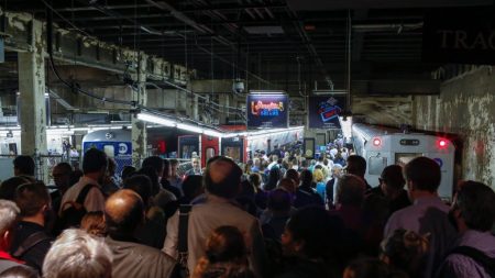 Padre muere tras saltar a las vías del tren con su hija de 5 años en brazos