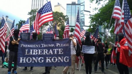 Manifestantes de Hong Kong pedem apoio aos EUA diante de interferência de Pequim e violência policial