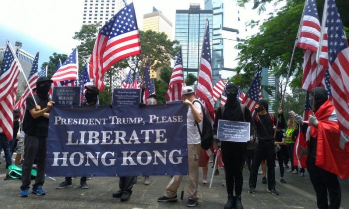 Dezenas de moradores de Hong Kong se reuniram e desfilaram em 8 de setembro no intuito de pedir ao presidente Trump para libertar Hong Kong (Yue Tin-Jaú / The Epoch Times)