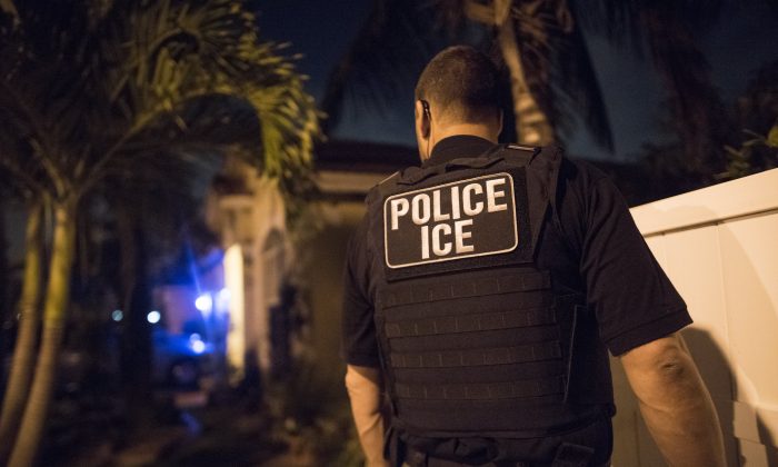 Un oficial del ICE participa en una operación en Florida, Puerto Rico y las Islas Vírgenes de Estados Unidos, el 21 de marzo de 2018. (ICE)