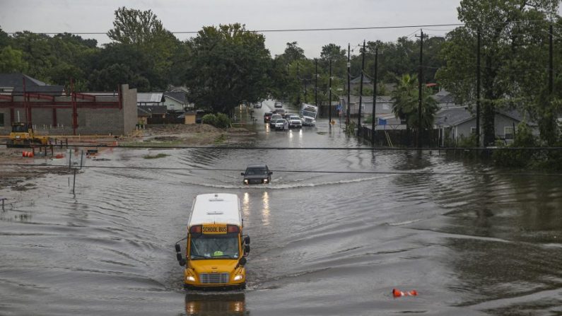 Um ônibus escolar apanhado por uma enchente em Houston, Texas, em 19 de setembro de 2019 (Thomas B. Shea / Getty Images)