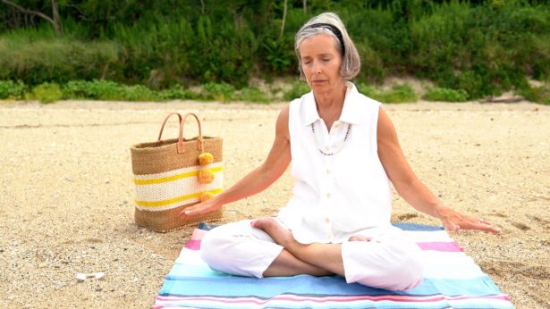 Jeanne Mitchell practicando el quinto ejercicio de Falun Dafa. (NTD Televisión/Shenghua Sung)