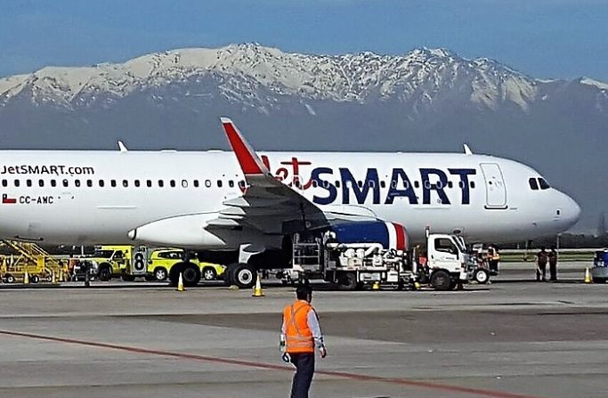 Um JetSmart Airbus A320-232 no Aeroporto Internacional de Santiago, Chile, em 21 de agosto de 2017(Sky KoreSCL /Wikipedia)
