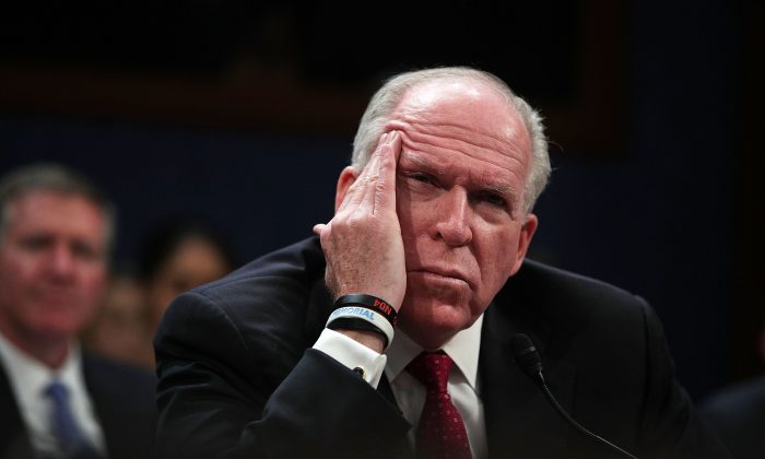 O ex-diretor da CIA John Brennan testemunha perante o Comitê Permanente de Seleção da Inteligência no Capitol Hill, em 23 de maio de 2017 (Alex Wong / Getty Images)