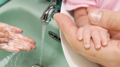 Bebé es contagiada por un virus de alguien que la toca sin lavarse las manos y casi pierde la vida