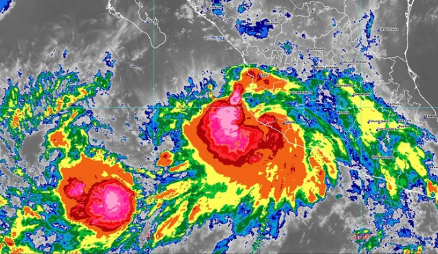 Huracán Lorena a derecha cuyo núcleo se encuentra al noroeste de Manzanillo. A la izquiera se observa la tormenta tropical Mario. La imagen de satélite de GOES se tomó pasada la medianoche del 18 de septiembre (6:00, hora UTC) 