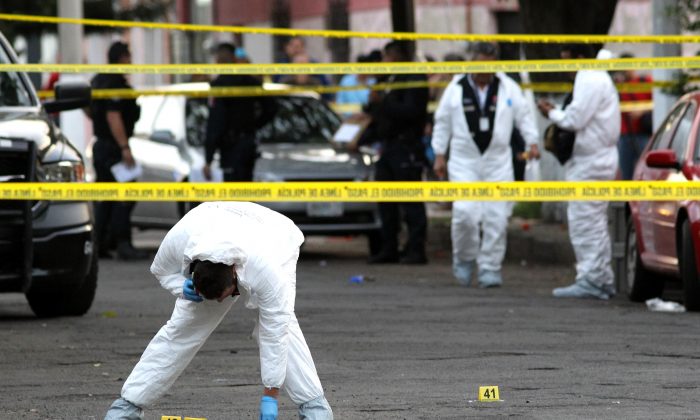Una foto de archivo muestra a expertos forenses en una escena del crimen en Guadalajara, estado de Jalisco, el 18 de enero de 2019. (Ulises Ruiz/ AFP/Getty Images)