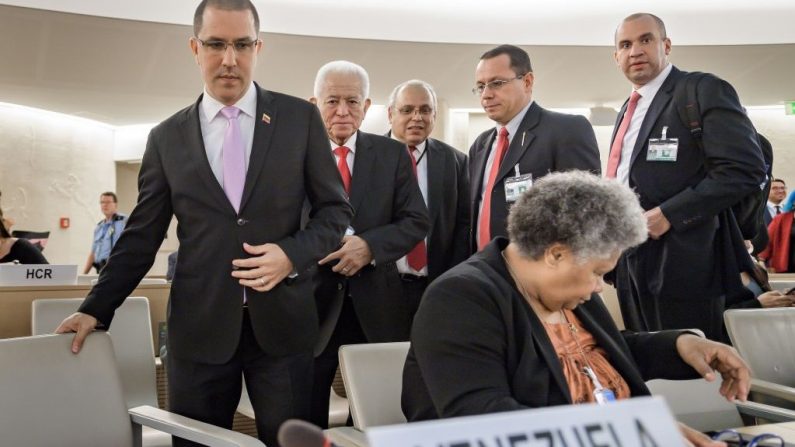 O ministro das Relações Exteriores da Venezuela, Jorge Arreaza (à esquerda), seguido pelo representante permanente da Venezuela nas Nações Unidas em Genebra, Jorge Valero, chega para se dirigir ao Conselho de Direitos Humanos das Nações Unidas em 12 de setembro de 2019 em Genebra (Foto de FABRICE COFFRINI / AFP / Getty Images)