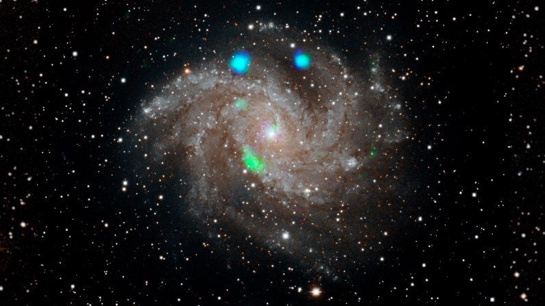 Imagen de luz visible de la galaxia Fireworks (NGC 6946) lograda con el observatorio de monitoreo espacial Digital Sky Survey, y se superpone con datos del observatorio NuSTAR de la NASA (en azul y verde). (NASA / JPL-Caltech)