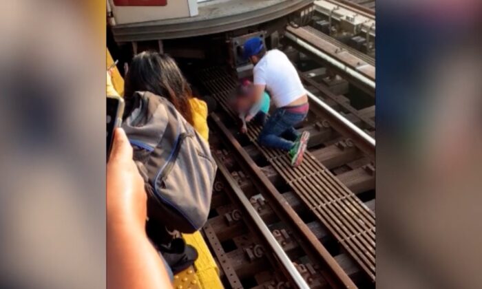 Un hombre de 45 años de edad que sostenía a su hija de 5 años murió cuando saltó frente al metro en la ciudad de Nueva York el 23 de septiembre de 2019. (Video screenshot/Cortesía de Nasia Jenkins)