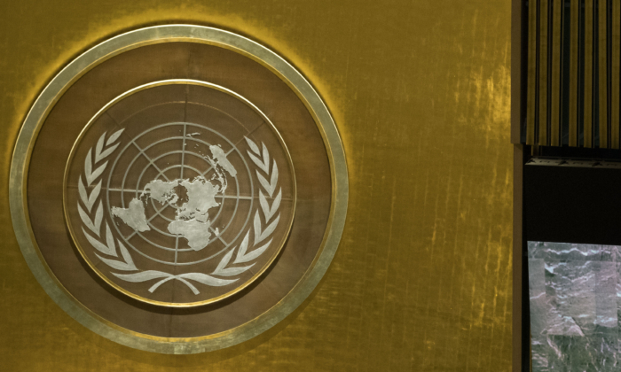 O logotipo das Nações Unidas é visto na Assembléia Geral na sede da ONU, em 20 de setembro de 2016 na cidade de Nova Iorque. (Drew Angerer / Getty Images)