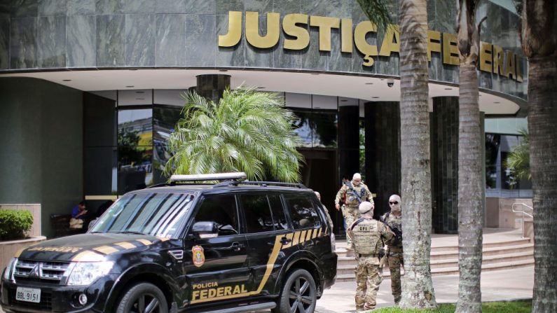 Policiais federais ficam de guarda do lado de fora de um tribunal federal de Curitiba, Brasil (Foto HEULER ANDREY / AFP / Getty Images)