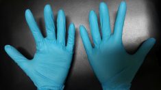 Ante la falta de recursos, secan guantes médicos en la azotea de un Hospital en Cuba para reutilizarlos
