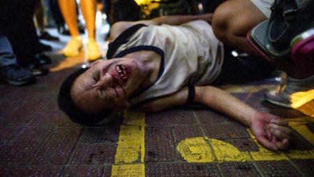 Polícia de Hong Kong é acusada de tratamento discriminatório durante confrontos entre manifestantes pró-Pequim e pró-democracia