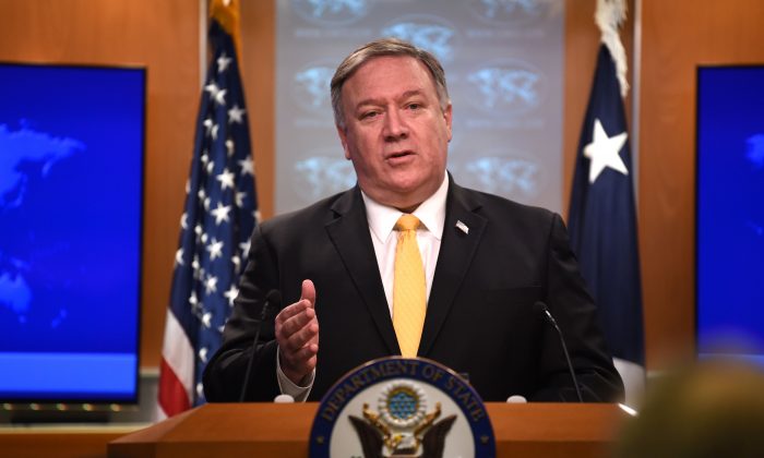 El secretario de Estado de EE.UU. Mike Pompeo realiza una conferencia en el Departamento de Estado en Washington, el 1 de febrero de 2019. (Eric Baradat/AFP/Getty Images)
