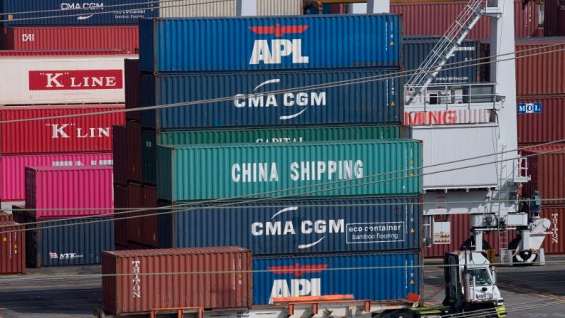 Un camión pasa por contenedores en el Puerto de Los Ángeles, luego de que el presidente Trump impusiera nuevas tarifas a las importaciones chinas, en Long Beach, California, el 1 de septiembre de 2019. (MARK RALSTON/AFP/Getty Images)