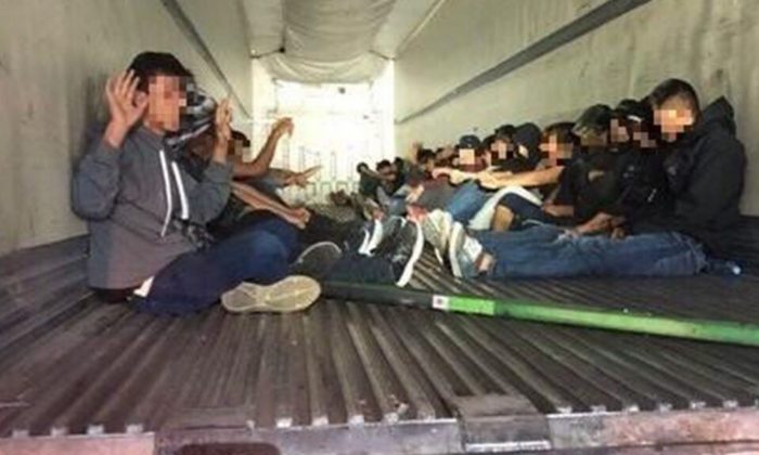Agentes asignados al puesto de control de inmigración I-19 cerca de Amado, Arizona, descubrieron a 31 inmigrantes ilegales de México dentro de la parte trasera de un remolque. (Aduanas y Protección Fronteriza de EE.UU.)
