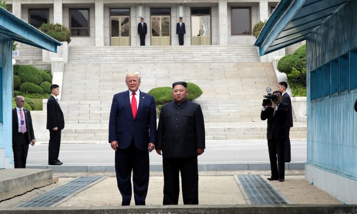 O presidente Donald Trump e o líder norte-coreano Kim Jong Un dentro da zona desmilitarizada (DMZ) que separa a Coreia do Sul e a do Norte em Panmunjom, Coreia do Norte, em 30 de junho de 2019 (foto da Dong-A Ilbo via Getty Images)