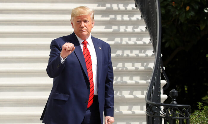 El presidente Donald Trump hace un gesto mientras regresa a la Casa Blanca después de asistir a la Asamblea General de las Naciones Unidas el 26 de septiembre de 2019. (Mark Wilson/Getty Images)