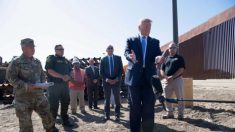 Trump deja un autógrafo en el muro fronterizo México-Estados Unidos con un marcador indeleble