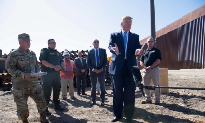 El presidente Donald Trump habla durante una visita al muro fronterizo México-Estados Unidos en Otay Mesa, California, el 18 de septiembre de 2019. (Nicholas Kamm/AFP/Getty Images)