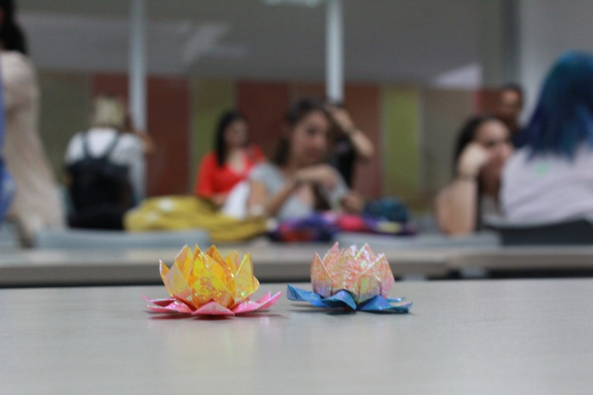 Flores de loto en origami que elaboraron los estudiantes de medicina mientras escuchaban su significado espiritual. (Crédito: foto cortesía de C. Hurtado)