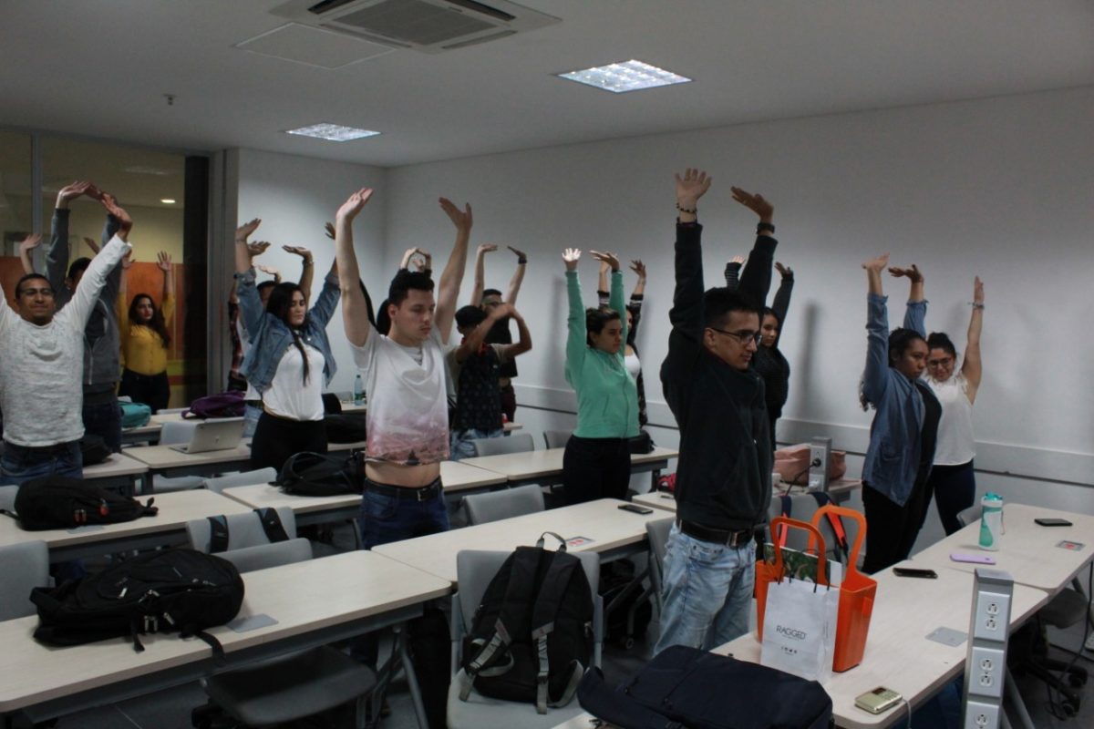 Estudiantes de medicina aprenden los ejercicios de Falun Dafa en Colombia. (Crédito: fotografía cortesía de D. Cohen)