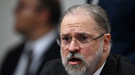 Bolsonaro assina nomeação de Augusto Aras como PGR