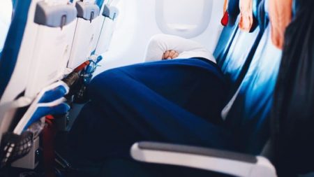 Foto de hombre de pie por horas en el pasillo del avión para que su esposa durmiera desata el debate
