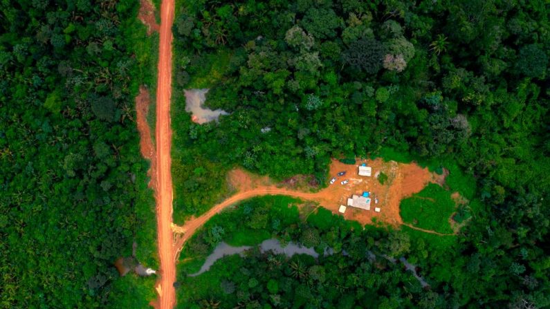 Vista aérea do acampamento tribal Arado, na terra indígena de Arara, localizada ao lado da rodovia Transamazonica (BR-230), entre as cidades de Uruara e Medicilandia, no estado do Pará, Brasil em 13 de março de 2019 (Foto por MAURO PIMENTEL / AFP / Getty Images)