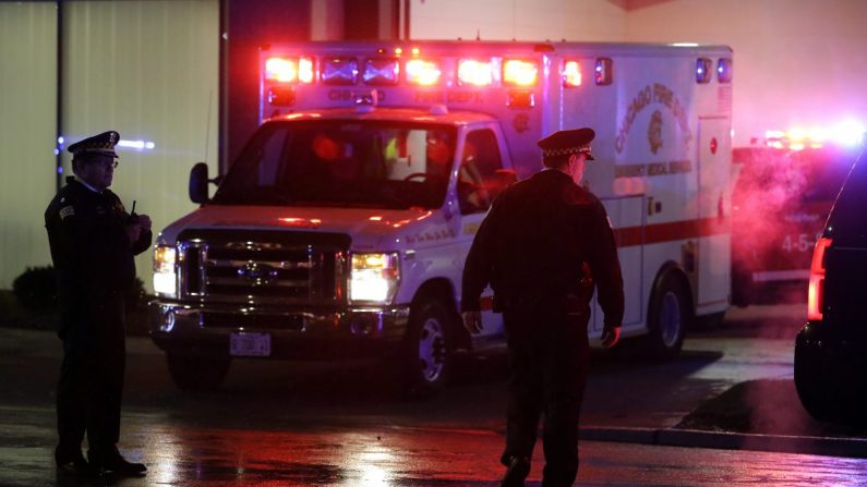 Una fotografía de stock muestra una ambulancia con luces intermitentes. (Joshua Lott/Getty Images)