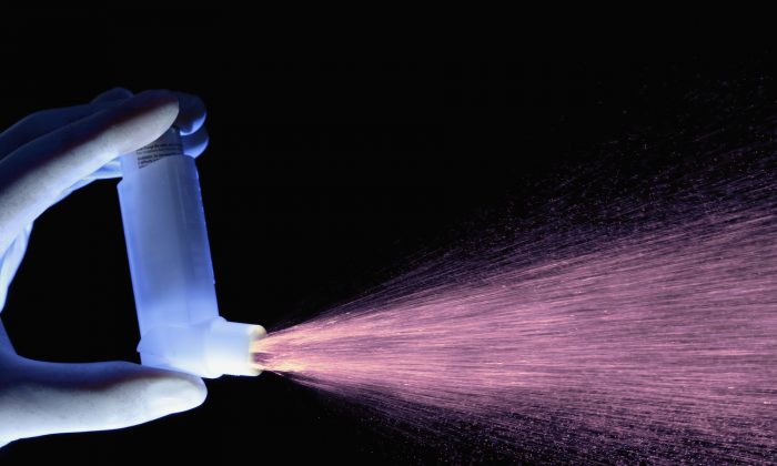 Imagen de archivo de un inhalador para el asma dispensando una dosis de medicamento. (Getty Images)