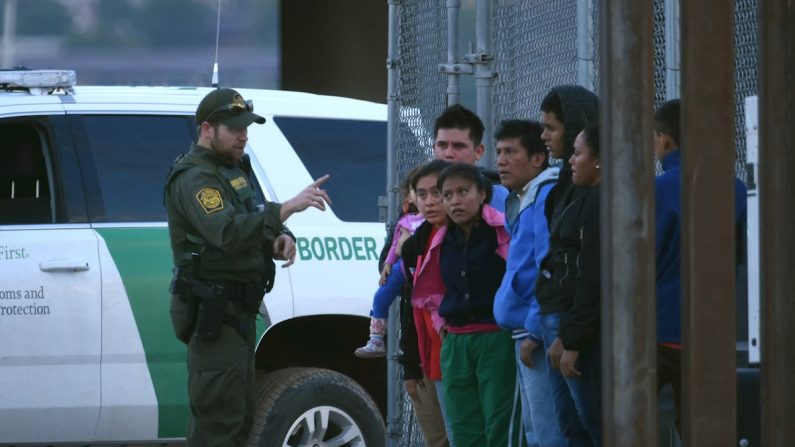 Un agente de la patrulla fronteriza estadounidense habla a un grupo de jóvenes migrantes centroamericanos tras ser detenidos en los margenes del Rio Bravo, en la fronteriza Ciudad Juárez (México). EFE/Rey R. Jauregui/Archivo
