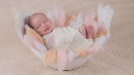 Recém-nascido abre um grande sorriso após o parto e o momento mágico se torna viral